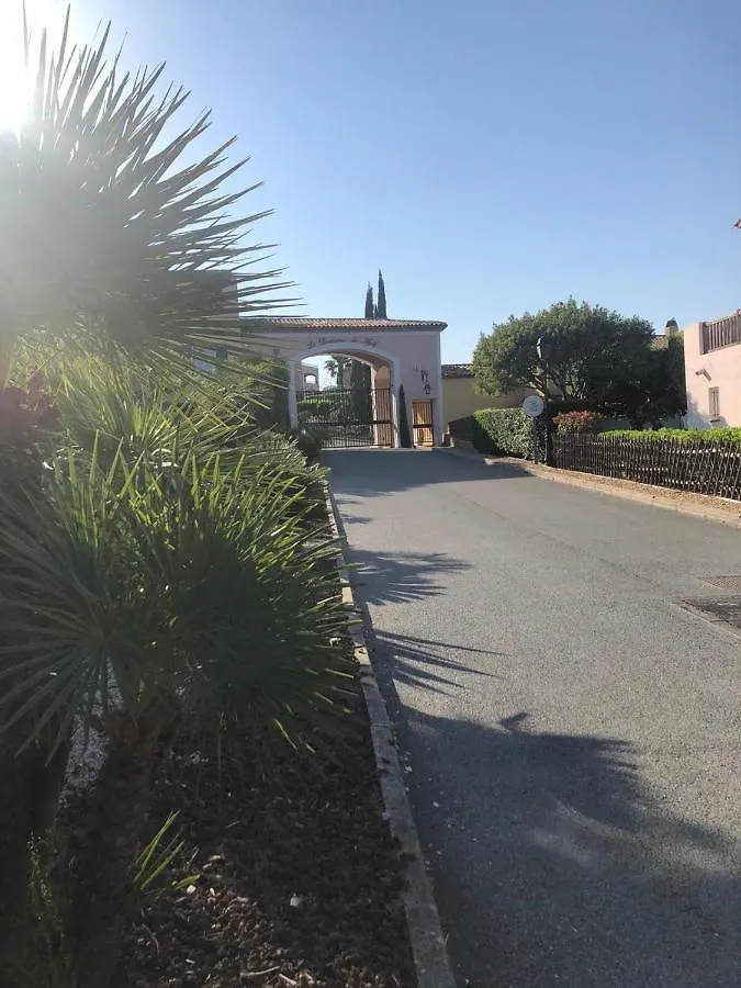Au Domaine Du Golf Yourhosthelper روكبرون-سور-أرجينس